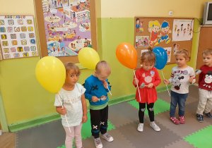 Dzieci pozują do zdjęcia z balonami